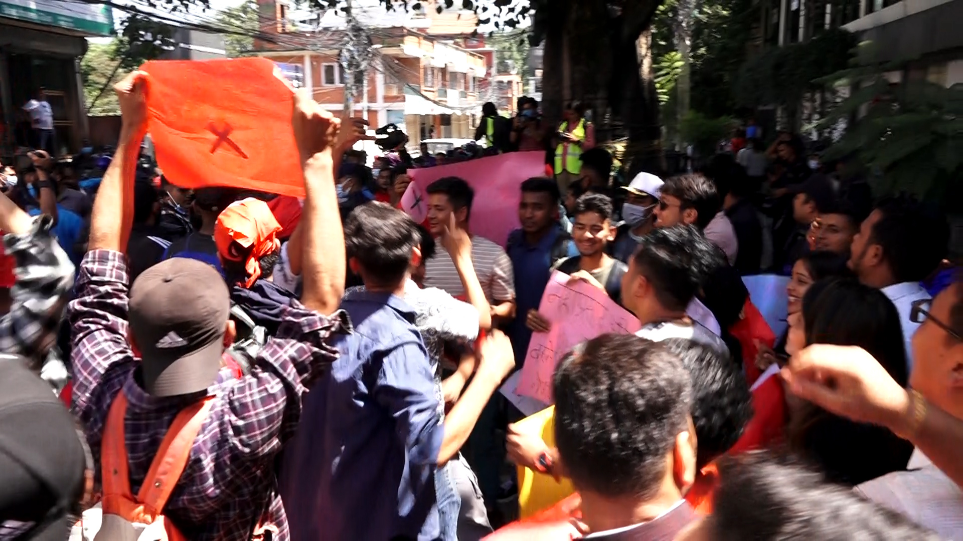 नेपाल राष्ट्र बैंकका गभर्नर महाप्रसाद अधिकारीको राजीनामा माग गर्दै विद्यार्थी संगठनले गरे बिरोध प्रदर्शन